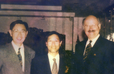 時(shí)富集團(tuán)董事長朱正賢與加拿大溫哥華市長米高·夏葛等人合影