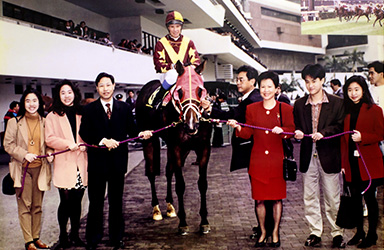 1992年1月1日朱正賢先生的“金運(yùn)”騎手在香港皇家賽馬會歡樂谷贏得克雷根高爾板球俱樂部障礙賽 