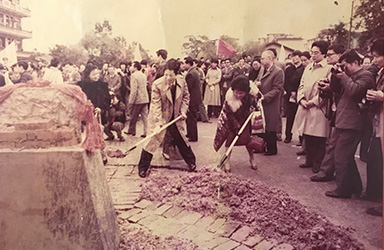 在漳州聯(lián)歡會(huì)期間，舉行了中國女排“三連冠”塑像奠基典禮