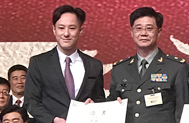 廣東省政協(xié)委員朱穎恒與軍銜少將合影