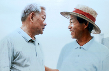 全國政協(xié)副主貢葉選平與廣東省政協(xié)常委朱正賢在一起