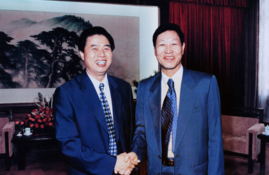 2003年廣東省省長黃華華會(huì)見廣東省政協(xié)常委、時(shí)富集團(tuán) 董事長朱正賢先生