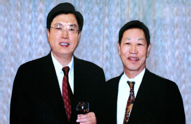 2004年中共中央政治委員、廣東省委書記張德江會(huì)見廣東 省政協(xié)常委、時(shí)富集團(tuán)董事長朱正賢先生