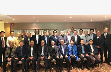 30至50年前，香港60年代金融巨頭合影留念（時(shí)富集團(tuán)董事長(zhǎng)位于第一排最中間）