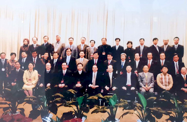 統(tǒng)戰(zhàn)部副部長梁金泉與政協(xié)港區(qū)委員合照.廣東省政協(xié)常委、 東莞時(shí)富花園董事長朱正賢(前排左八)副董事長朱穎恒(后 排左九)